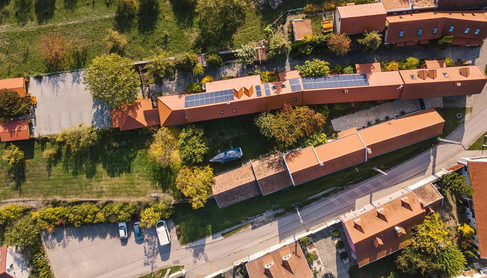 A Szentesi Panzió zöld környezete és napelemes teteje madártávlatból
